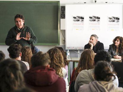 El poeta Luis García Montero se dirige ayer a los alumnos en un instituto vallecano.