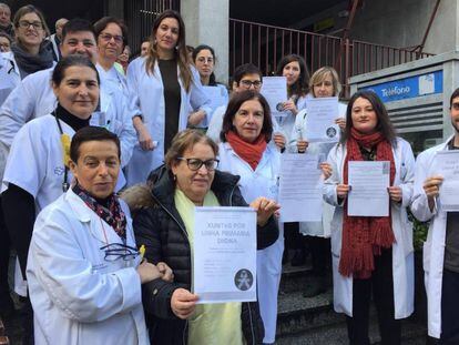 Concentración a las puertas del centro de salud de A Estrada (Pontevedra), en una imagen difundida por Agamfec.