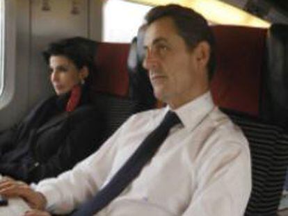 Sarkozy y su equipo, hoy en un tren camino a Lille, donde tenían previsto un mitin.