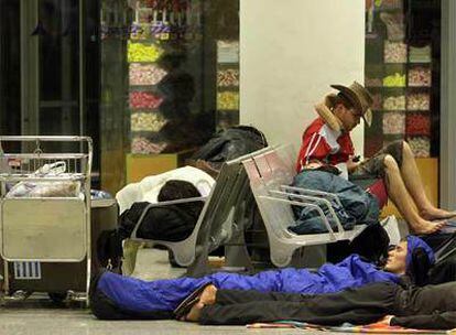 Pasajeros pernoctan en en una de las terminales de El Prat.