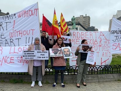Majlinda Sula (en el centro) protestaba el 8 de mayo ante el Parlamento Europeo, en Bruselas, para pedir la repatriación del corazón de su hermano, en una imagen cedida por la familia.