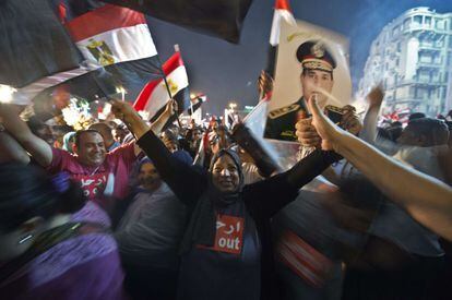 Opositores al ex presidente Morsi celebran su expulsión del gobierno, portando retratos del comandante en jefe del Ejército de Egipto, Abdel Fatah Sisi, tras anunciar en televisión los planes del ejército, que incluyen la convocatoria de elecciones presidenciales y legislativas.