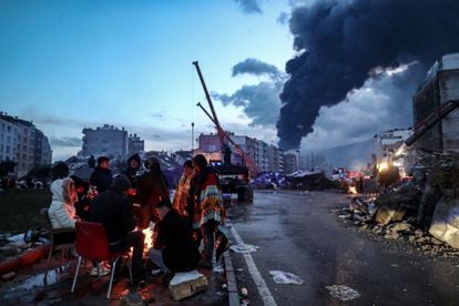 Varios residentes pasan la noche en la calle en la localidad de Alejandreta (Turquía). 