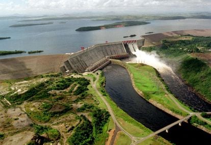 M&aacute;s de la mitad de la energ&iacute;a el&eacute;ctrica de Venezuela es generada por sistemas hidroel&eacute;ctricos, en particular la represa de Guri.