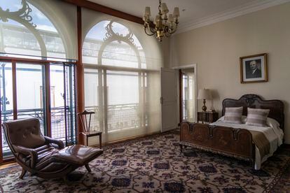 La habitación del empresario estadounidense William Jenkins en su departamento de Puebla, preservada por sus herederos.