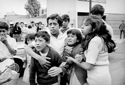 Un grupo de niños se abraza y llora, en 1964.