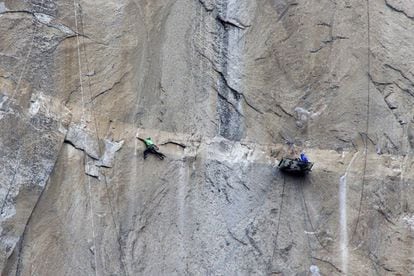 Una imagen de la subida. En los tres últimos días, Caldwell decidió esperar a su compañero, Jorgeson, afectado por lesiones en las manos y obligado a descansar durante varias jornadas tras perder la piel de los dedos.