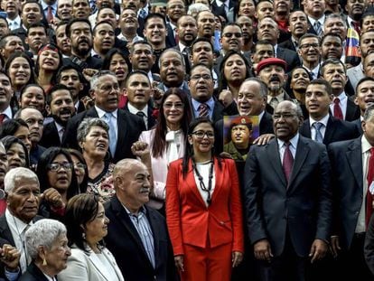 Los miembros de la Asamblea Nacional Constituyente, con Delcy Rodríguez en el centro.