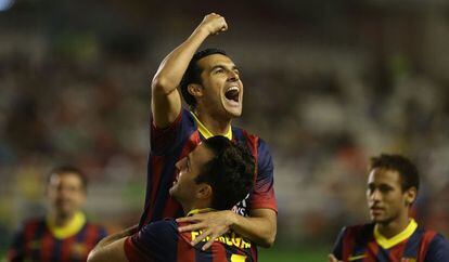Pedro celebra con Cesc uno de sus tres goles.