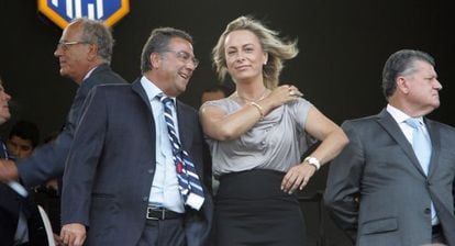 El promotor Enrique Ortiz y la alcaldesa de Alicante, Sonia Castedo, en el palco del Hércules CF en una imagen de archivo.