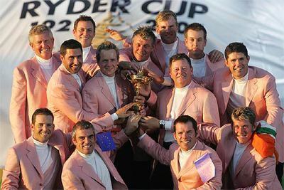 Los componentes del equipo de Europa posan con el trofeo. A la izquierda, agachado, Sergio García y, tras él, José María Olazábal.