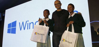 El consejero delegado de Microsoft, Satya Nadella, ayer, con estudiantes en Nairobi, en el lanzamiento de Windows 10. 