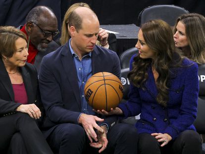 La gobernadora de Massachusetts, Maura Healey, junto al príncipe Guillermo y su mujer, Kate Middleton durante el partido que enfrentó a los Boston Celtics ya los Miami Heat en Boston, EE UU.