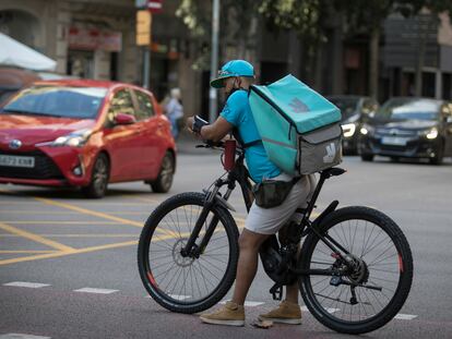 Un rider de Deliveroo en el centro de Barcelona.