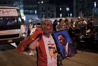 Un manifestante antiMorsi con una imagen del expresidente Naser este martes.