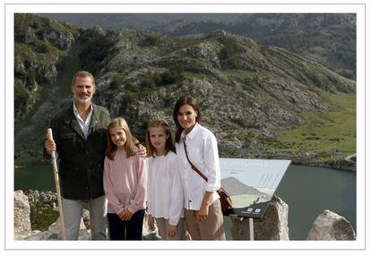 Los reyes y sus hijas, en Covadonga en septiembre de 2018, en una imagen que se convirtió en la felicitación de Navidad de la familia.