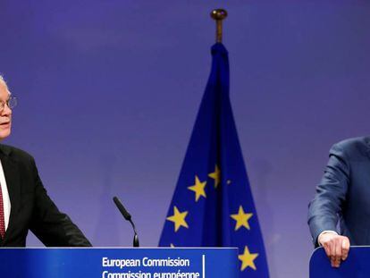 El ministro brit&aacute;nico del brexit, David Davis, y el jefe negociador de la UE, Michel Barnier, el lunes en la presentaci&oacute;n del acuerdo.