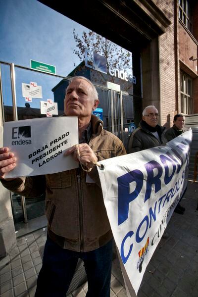 Un miembro de la CONFAVC protesta contra el aumento de las tarifas de Endesa en la sede de la compañía en Barcelona