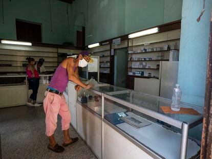 Un hombre espera ser atendido en una farmacia de La Habana, el pasado 15 de julio.