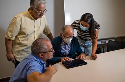 Two researchers from the University of Vigo supervise how Aníbal, affected by Alzheimer's, plays with Panoramix, last Friday.