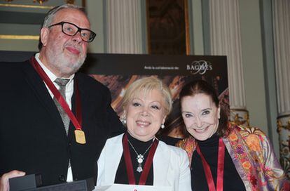 De izquierda a derecha, Matti Salminen, Mirella Freni y Nuria Espert tras recibir las medallas de oro del Liceo de Barcelona.