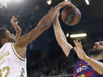 Tavares bloquea el tiro de Mirotic en el Barça - Madrid.