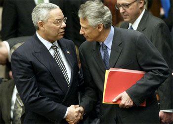 Powell saluda a Villepin antes del crucial debate.