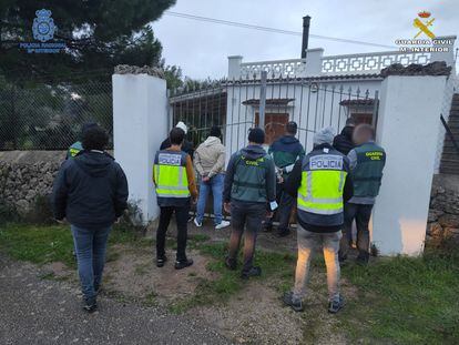 Momento de la detención de los migrantes fugados, este miércoles, en Sencelles (Mallorca).