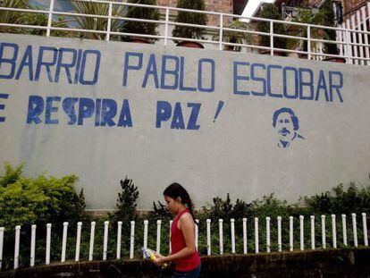 Una ni&ntilde;a camina por el barrio Pablo Escobar.