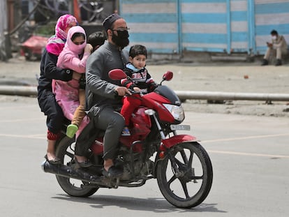 Una familia en Srinagar, en Cachemira, este miércoles.