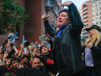 Javier Milei saludaba el día 16 a sus simpatizantes en el cierre de su campaña electoral en Córdoba (Argentina).