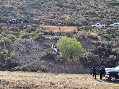 Los policías trasladan el cuerpo de un hombre encontrado en los alrededores de una mina en Zacatecas en 2017.