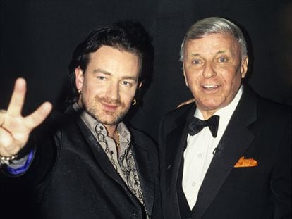 Bono y Frank Sinatra en los premios Grammy de 1994.