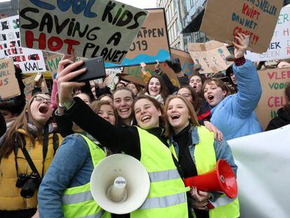 Un grupo de manifestantes se fotografía durante una reciente marcha contra el cambio climático en Bruselas. / Y. HERMAN (REUTERS)