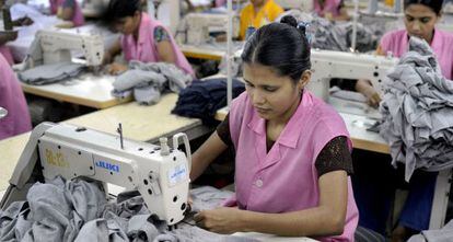 Trabajadoras del sector textil banglades&iacute; en una f&aacute;brica en Dacca, en marzo de 2009.