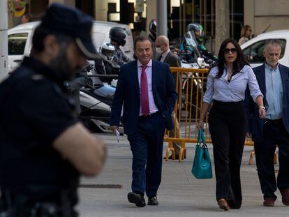 En el centro, el exjuez Fernando Presencia, a su llegada a la Audiencia Nacional, en julio de 2022.