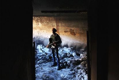 Un militar rebelde, en una de las celdas de tortura de Bengasi.