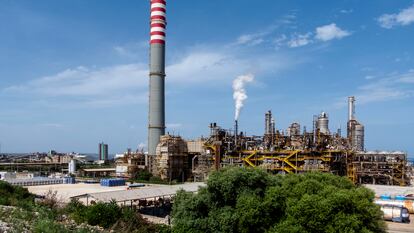 Vista de la refinería de Priolo-Gargallo (Sicilia, Italia), propiedad de la petrolera rusa Lukoil.