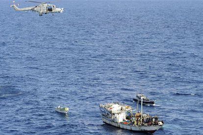 Soldados de la marina británica se enfrentan a un barco de piratas en una operación frente a la costa de Somalia.