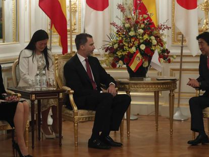 El rey Felipe VI y la reina Letizia, durante el encuentro con el primer ministro japon&eacute;s, Shinzo Abe, en el Palacio Akasaka, dentro de la visita de Estado de los Reyes de Espa&ntilde;a a Jap&oacute;n. 