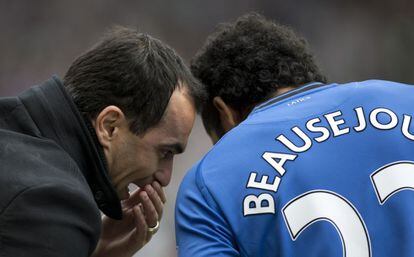 El entrenador español del Wigan, Roberto Martinez, da instrucciones a Beausejour.