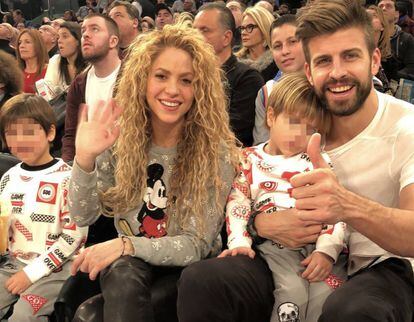 La cantante y el futbolista del Barcelona, con sus hijos en el baloncesto en el Madison Square Garden.