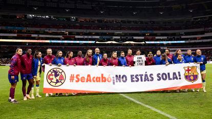 Los equipos femeninos del Barcelona y América muestran un mensaje de apoyo a Jennifer Hermoso, en el estadio Azteca, este martes.