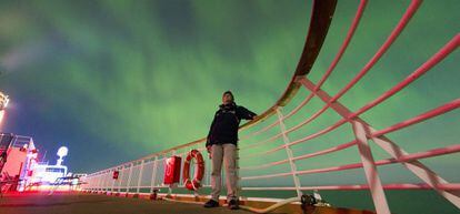 Aurora boreal en cubierta del crucero de Hurtigruten.