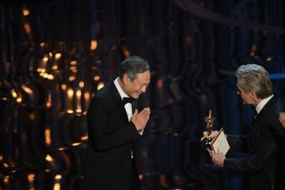 Ang Lee recibe la estatuilla de Michael Douglas.