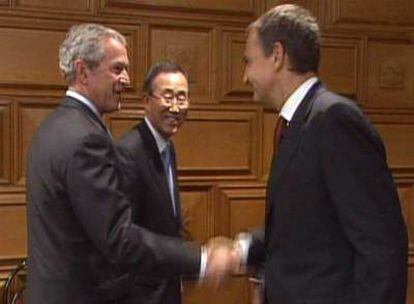 George W. Bush y José Luis Rodríguez Zapatero se saludan al inicio de una cena en Nueva York el pasado lunes.