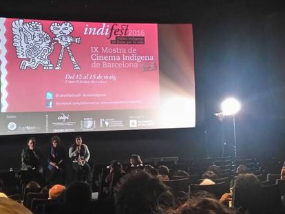 Debate sobre las proyecciones en la IX Mostra de Cinema Ind&iacute;gena de Barcelona. 