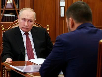 El presidente ruso, Vladímir Putin, escucha al jefe designado por Moscú en la región de Donetsk controlada por Rusia, Denis Pushilin, en Moscú, este martes.