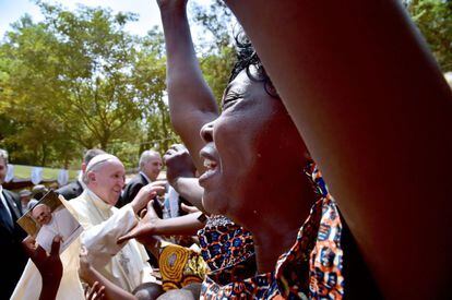 Una mujer muestra su alegría durante la visita del Pontífice a la capital de la República Centroafricana.