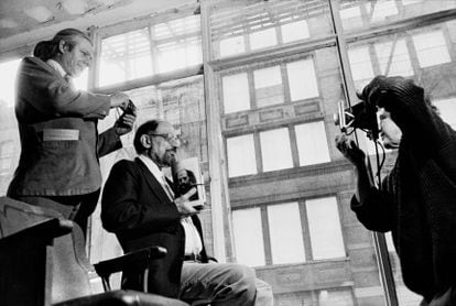 ‘Robert Frank haciendo un retrato para el libro ‘Allen Ginsberg. Collected Poems’, 7 Bleecker Street, Nueva York’ (1984).